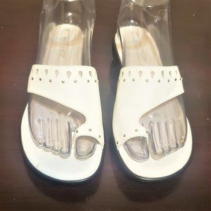 Westies Womens white toe ring Leather Slip On Sandals Size 5.5M low Heels